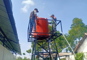 Babinsa Koramil Madiun saat Bantu Pembuatan Tandon Air di Desa Binaannya