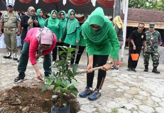 Persit KCK Cab. XVI Dim Ponorogo saat Tanam Bibit Pohon bersama Dharma Wanita dan Ibu Forkopimda, Rabu (07/02/2024).