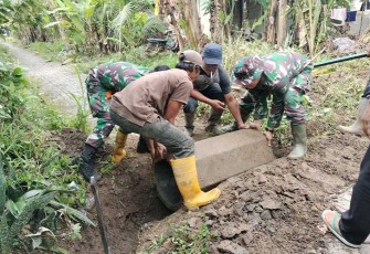 Koramil 01/Bas Bersama Warga saat Normalisasi Saluran Air di Birayang Timur, Rabu (07/02).