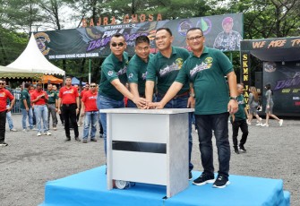 Komandan Pasmar 2 saat Buka Lomba Burung Berkicau Piala Danpasmar 2 di lapangan apel Batalyon Roket 2 Marinir, Kesatrian Marinir Sutedi Senaputra, Karangpilang, Surabaya. Minggu (18/02/2024).