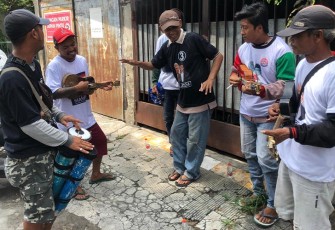 Aksi sekelompok pengamen dukung Ganjar-Mahfud di depan rumah warga, di kawasan Ngemplak, Boyolali, Minggu (7/1/2024).