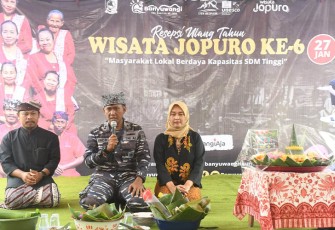 Danlanal Banyuwangi didampingi Ketua Cabang 6 Korcab V DJA II Ny. Wiwit Indra Nusha melaksanakan pemotongan tumpeng yang selanjutnya diserahkan kepada Ketua Kelompok Sadar Wisata (Pokdarwis) Rejopuro Sdr. Sami'an. 