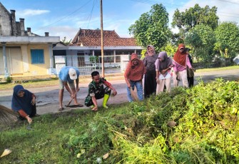  Anggota Koramil Kendal Kerja Bakti Bersihkan Lingkungan