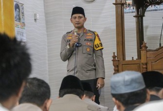 Kapolres Metro Tangerang Kota, Komisaris Besar Polisi Zain Dwi Nugroho, S.H.,S.ik,M.si mengisi kuliah tujuh menit atau kultum disela pelaksanaan Shalat Tarawih berjamaah di Masjid Nurul Jihad, Buaran PLN, RT 001 RW 004, Kelurahan Cikokol, Kecamatan Tangerang, Kota Tangerang. Jum'at (15/3/2024) malam WIB