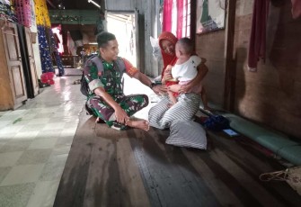 Babinsa 1005-08/Anjir Muara Keliling Desa Binaan Berikan Telur Untuk Anak Stunting