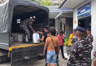 Satgas Pam Nataru TNI AL saat amankan barang bukti