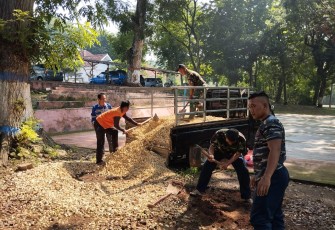 ASN Pangkalan TNI AL (Lanal) Batuporon melaksanakan kegiatan Jumat bersih yang dilaksanakan di pos selatan dan sekitaran Mako Lanal Batuporon Jl. Mawar No 33 Kecamatan Kamal Kabupaten Bangkalan, Jumat (23/02/2024)