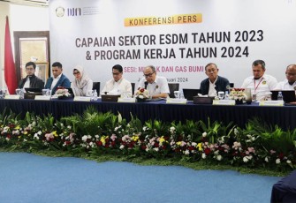 Direktur Jenderal Migas Tutuka Ariadji pada saat menyampaikan capaian kinerja sektor migas tahun 2023 di Jakarta, Selasa (16/1).
