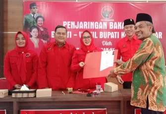 Ketua DPC PKB Karanganyar Sulaiman Rosyid mendaftar sebagai Bacawabup Karanganyar, di kantor DPC PDI Perjuangan Karanganyar, Senin (27/5/2024).