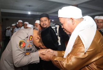 Sosok Kapolres Tapanuli Selatan (Tapsel), AKBP Yasir Ahmadi, SIK, MH, begitu hormatnya ke Ulama. Hormatnya AKBP Yasir ke Ulama, tergambar saat ia berkunjung ke Pondok Pesantren Nurul Falah Tamosu, Selasa (20/2/2024) sore.