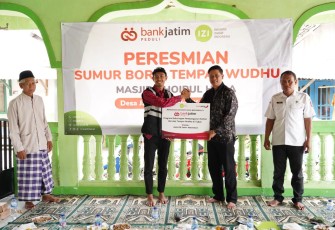 Bank Jatim saat secara resmi telah menyerahkan bantuan Corporate Social Responsibility (CSR) kepada Inisiatif Zakat Indonesia (IZI) pada hari Rabu (4/12).