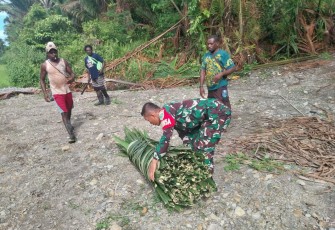 Babinsa Koramil 1710-03/Kuala Kencana Membantu Warga Binaan Untuk Kelancaran Pelaksanaan Acara Adat
