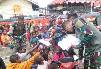 Satgas Pamtas Mobile Yonif 330 Kostrad untuk terus melakukan aksi nyata dan hal positif yang manfaatnya dirasakan secara langsung oleh masyarakat di daerah penugasan. Seperti yang dilakukan pada Jumat (8/3/2024)
