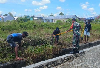 Babinsa Koramil 1710-02/Timika Sertu Rusdin Wali mengajak warga di desa binaannya melaksanakan karya bakti membersihkan saluran air di Kampung Mawokauw, Distrik Wania, Kabupaten Mimika, Jumat (05/01/2024)