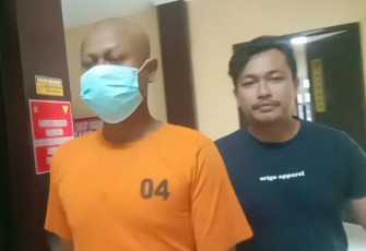 Tersangka (kenakan baju orange) saat diamankan petugas