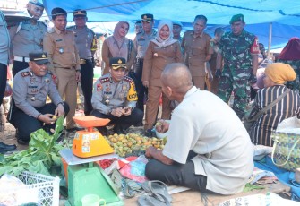 Sosok humanis Kapolres Tapanuli Selatan (Tapsel), AKBP Yasir Ahmadi, SIK, MH, tergambar kala ia berada sejajar, untuk dengar keluhan sejumlah pedagang, pada Selasa (9/1/2024)