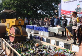 Pemusnahan ribuan botol miras dan knalpot brong, dilakukan usai apel gelar pasukan Operasi Ketupat Candi 2024, di Alun-Alun Karanganyar, Kamis (4/4/2024)
