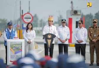 Presiden Jokowi saat penekanan tombol sirine dan penandatanganan prasasti oleh Presiden Jokowi di Gerbang Tol Lima Puluh, Kabupaten Batu Bara, Rabu (7/2/2024). 