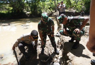 Pangdam IX/Udayana di Area Pura Beji Banjar Jaga Satru, Desa Kediri, Kecamatan Kediri, Kabupaten Tabanan, Selasa (6/2/2024) 