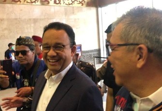 Ajis Talaohu, Juru Bicara IndonesiAnies saat bersama Anies Baswedan.
