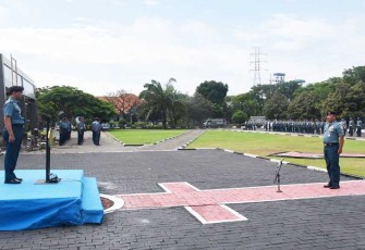 Lantamal V Pimpin Upacara Penaikan Bendera 