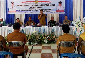 Danramil 01/Batang Alai Utara saat hadiri Musrenbang (Musyawarah Perencanaan Pembangunan) Tingkat Kecamatan Batang Alai Utara, yang bertempat di Aula Kantor Batang Alai Utara, Jl. Hidup Baru Desa Ilung Kec.Bau, Selasa (20/02/2024).