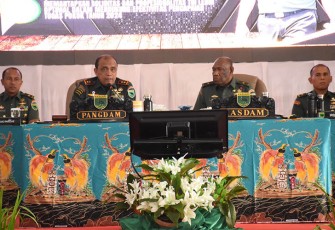 Pangdam XVIII/Kasuari, Mayjen TNI Ilyas Alamsyah, S.E., M.Tr.(Han)., CGCAE., (tengah) dalam sambutannya saat membuka acara Rapat Pimpinan (Rapim) Kodam XVIII/Kasuari Tahun Anggaran (TA) 2024, di aula Makodam, Trikora, Arfai 1, Manokwari, Papua Barat, pada Selasa (5/3/2024)