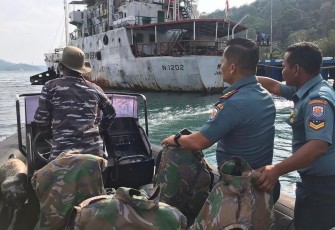  Prajurit TNI Angkatan Laut (TNI AL) dalam hal ini Pangkalan Utama TNI AL II (Lantamal II) Padang yang tergabung dalam Tim Search and Rescue atau SAR dari Satuan Kapal Patroli (Satrol) Lantamal II Padang sigap melaksanakan pencarian terhadap korban tenggelam di perairan Pantai Pulau Kasiak, Pariaman, Sumatera Barat