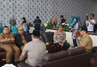 Kapolres Tapsel, AKBP Yasir Ahmadi, beserta Bupati, Dolly Pasaribu, Dandim Letkol Inf Amrizal Nasution, dan Ketua DPRD Abdul Basith Dalimunthe, saat bersilaturahmi dengan Pj Gubsu, Hasanuddin, di Aula Mess Pemprovsu di Kecamatan Sipirok.