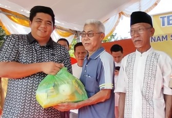 Bupati Roby saat memberikan bantuan sembako kepada lansia di Desa Penaga, Kecamatan Telok Bintan, Selasa (11/07/2024).