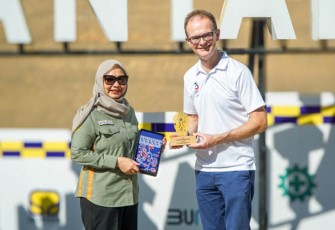 Duta Besar Inggris, Dominic Jermey dan Myrna, Deputi LHSDA.