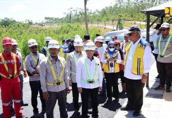 Menteri Basuki saat Tinjau Jaringan Perpipaan Transmisi Air Minum IKN di Penajam Paser Utara, Kalimantan Timur, Kamis (29/2/2024).