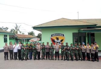 Kapolda NTT Irjen Pol Daniel Tahi Monang Silitonga foto bersama jajaran Kodim 1621/TTS, Senin (29/1)