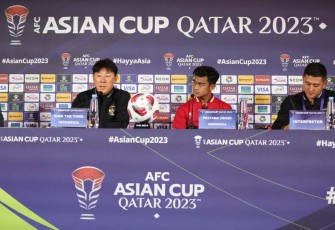 Shin Tae-yong bersama Pratama Arhan saat jumpa pers jelang pertandingan 16 besar Piala Asia 2023 melawan Australia di Doha Qatar, Sabtu (27/1)
