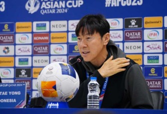 Shin Tae-yong saat konferensi pers jelang lagi semifinal Piala Asia U-23 melawan Uzbekistan, di Doha, Qatar, Minggu (28/4)