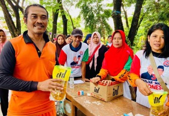 Sejumlah warga di Kelurahan Gayam, Kecamatan/Kabupaten Sukoharjo sedang antri untuk mendapatkan minyak goreng murah yang disediakan Relawan Jaritangan, Rabu (7/2/2024).