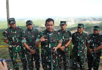 Kasad Jenderal TNI Maruli Simanjuntak, M.Sc., saat melakukan peninjauan ke lokasi Ibu Kota Nusantara (IKN) di Kecamatan Penajam Paser Utara, Kutai Kartanegara, Kalimantan Timur (Kaltim), Rabu (21/2/2024) 