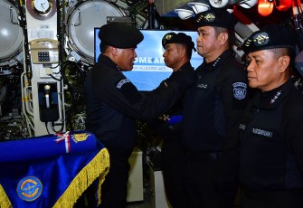 Kepala Staf Angkatan Darat (Kasad) Jenderal TNI Maruli Simanjuntak, M.Sc., saat menerima penyematan Brevet Hiu Kencana