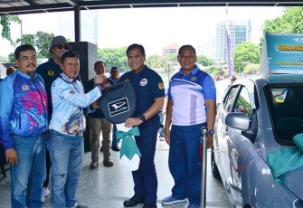 Kasal secara simbolis menyerahkan hadiah utama 1 unit mobil kepada pemenang