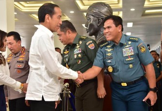 Kasal saat berjabat tangan dengan Presiden Jokowi di RSPPN, Jl. RC. Veteran Raya No.178, Bintaro, Kec. Pesanggrahan, Kota Jakarta Selatan, Senin (19/02).