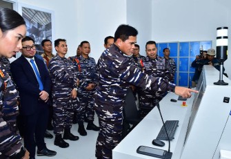 Kasal saat meninjau Damage Control Simulator usai diresmikannya,di Komando Latihan (Kolat) Komando Armada II, Surabaya, Sabtu (24/02). 