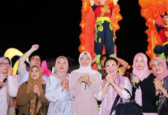 Istri Menhub RI Endang Sri Hariatie saat hadir ditengah keramaian Bazar Imlek di Kota Lama Jalan Merdeka, Rabu (7/2/2024). 