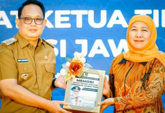 ubernur Jawa Timur periode 2019-2024, Khofifah Indar Parawansa saat secara resmi melakukan sertijab pada Pj Gubernur Jawa Timur, Adhy Karyono di Gedung Negara Grahadi, Senin, (19/2/2024). 