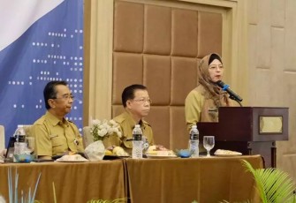 Staf Ahli Wali Kota Depok Bidang SDM dan kemasyarakatan, Diah Sadiah memberikan sambutan dalam kegiatan Sosialisasi dan Pembentukan Komunitas Informasi Masyarakat (KIM) Kelurahan yang diselenggarakan Dinas Komunikasi dan Informatika (Diskominfo) Kota Depok di Ballroom Savero Hotel, Depok, Senin (11/11/24)