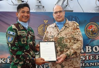 KRI Frans Kaisiepo-368 menerima penganugerahan Letter of Commendation dalam Transfer of Authority (TOA) ke KRI Diponegoro-365 yang dipimpin oleh MTF Commander, Rear Admiral Dirk Gurtner (Jerman) saat kedua kapal perang kebanggaan Indonesia tersebut sandar di Dermaga Beirut, Lebanon, Selasa (09/01) kemarin. 