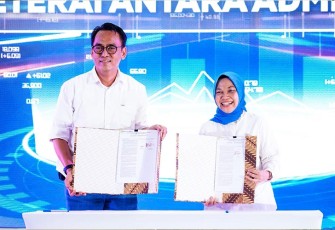 Direktur Bisnis & Transformasi Digital TelkomMetra Irphan Wijaya (kiri) dan Direktur Utama AdMedika Dwi Sulistiani.