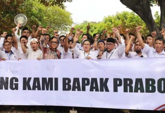 Wamenaker Immanuel Ebenezer Gerungan bersama karyawan PT Indonesia Farma Tbk di Cibitung, Bekasi, Jum'at (22/11)