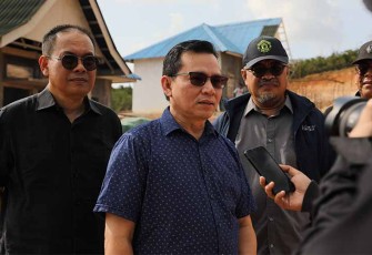 Dewan Pengawas Badan Pengusahaan (BP) Batam, Elen Setiadi saat meninjau pembangunan rumah contoh untuk warga yang terdampak pengembangan Rempang Eco-City, Minggu (17/3/2024). 