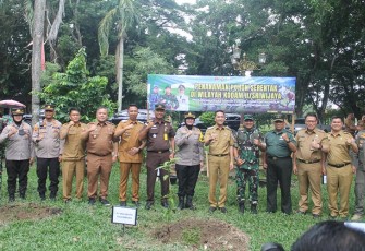 Penanaman Pohon Serentak Pererat Sinergi TNI AD dan Pemerintah Kota