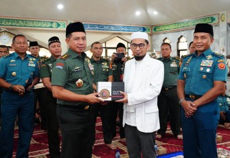 Panglima TNI saat Hadiri Acara Peringatan Isra Mi'raj Nabi Muhammad SAW di Masjid Panglima Soedirman Mabes TNI, Cilangkap, Jakarta Timur, Senin (4/3/2024).
